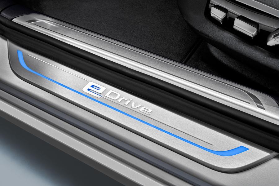 Детали интерьера BMW 740e iPerformance (G11) 2016 года  (WW) (фото 5 из 17)